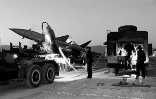 濟空導彈某團全員全裝夜間快速出動演練