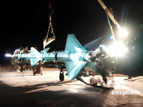 濟空導彈某團全員全裝夜間快速出動演練