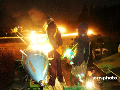 濟空導彈某團全員全裝夜間快速出動演練