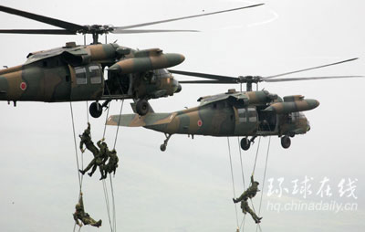 日本自衛(wèi)隊舉行軍演