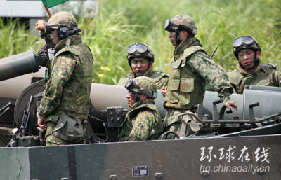 日本自衛隊舉行軍演