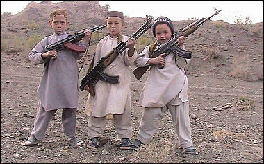 令人百感交集的照片 兒童拿AK-47當玩具[圖]