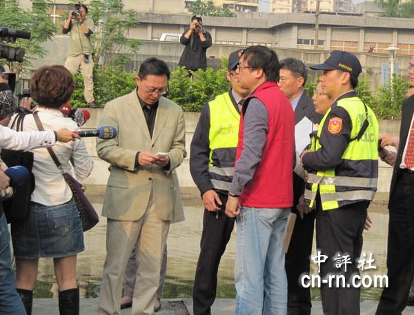 施明德妻子大鬧藝術(shù)展 被拷上手銬帶走