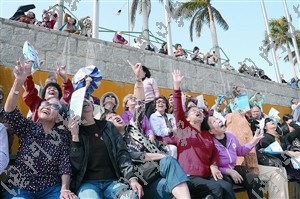 八一跳傘隊員成澳門學(xué)生偶像:都是帥哥靚女