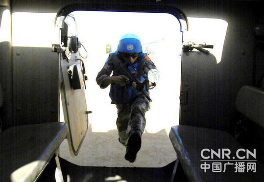 我赴蘇維和大隊警衛中隊通過防衛技能測試