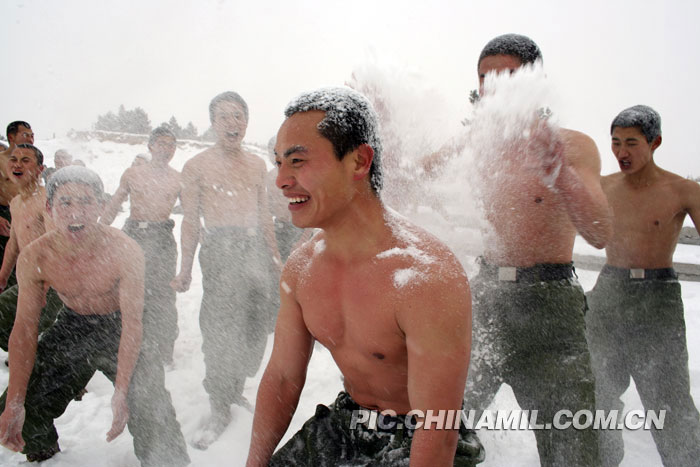 邊防某部機動步兵連冬季體能訓練