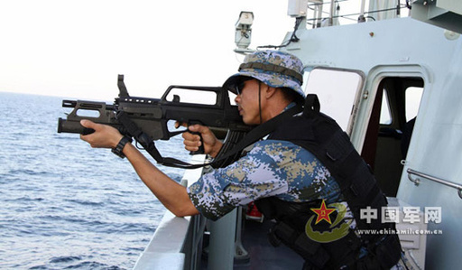 第三批護(hù)航編隊曾跨越任務(wù)區(qū)驅(qū)離8艘海盜艇