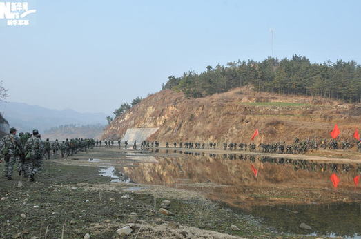 濟南軍區某裝甲旅冬季野營演練16種戰術