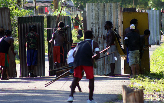 印尼兩村落用原始武器“開戰”