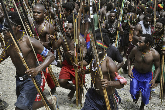 印尼兩村落用原始武器“開戰”