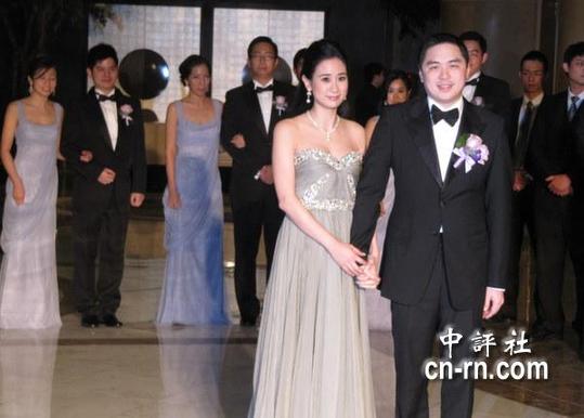 臺(tái)塑長(zhǎng)孫王泉仁新婚夫妻亮相（組圖）