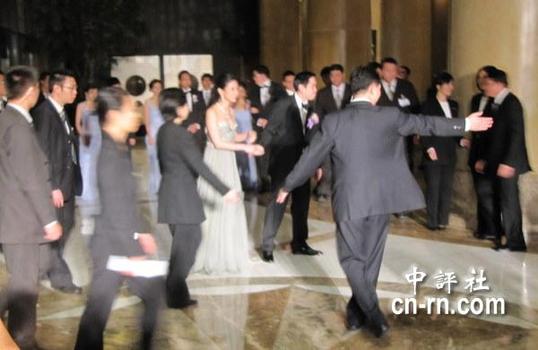 臺(tái)塑長(zhǎng)孫王泉仁新婚夫妻亮相（組圖）