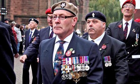 英老漢為哄嬌妻開心掛勛章冒充戰斗英雄