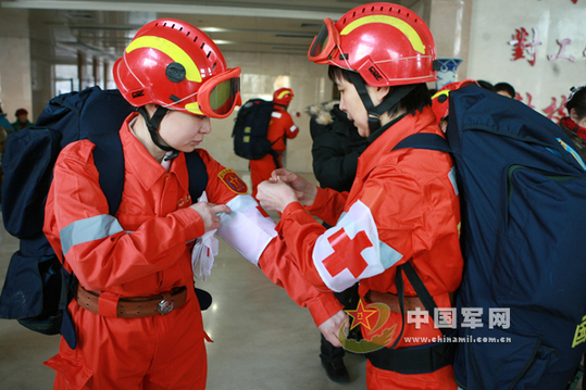 我駐海地維和警察防暴隊積極展開自救