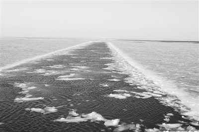 中國海軍破冰船緊急展開海上破冰救援