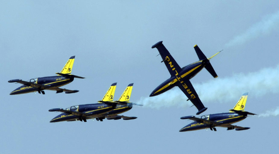 阿聯(lián)酋舉行“音樂(lè)伴奏飛行表演”