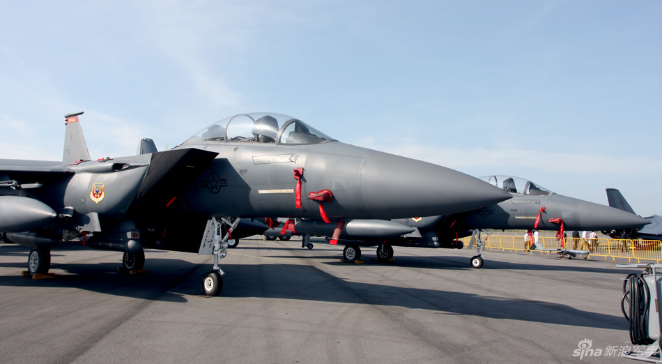 美國(guó)空軍展示兩架F－15E攻擊鷹戰(zhàn)斗轟炸機(jī)
