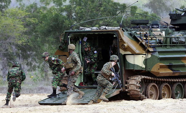 “金色眼鏡蛇”聯合軍演進行登陸演練[組圖]