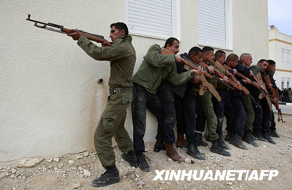 巴勒斯坦安全部隊學(xué)員在杰里科進行演習(xí)