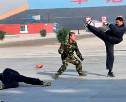 中國“雪豹突擊隊”魔鬼式訓練挑戰極限(組圖)