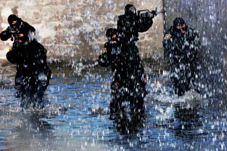 中國“雪豹突擊隊”魔鬼式訓練挑戰極限(組圖)