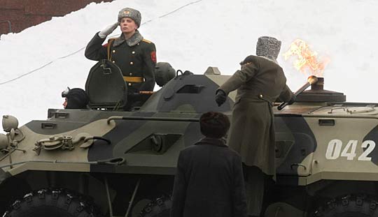 俄總統親手點燃回遷的無名烈士墓長明火種