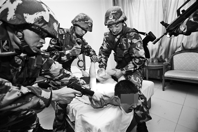 重慶打黑:武警運兵車子夜出擊令黑勢力喪膽