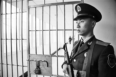 重慶打黑:武警運兵車子夜出擊令黑勢力喪膽