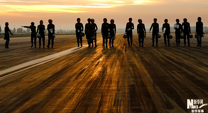 節日特輯：翱翔在藍天下的女殲擊機飛行員