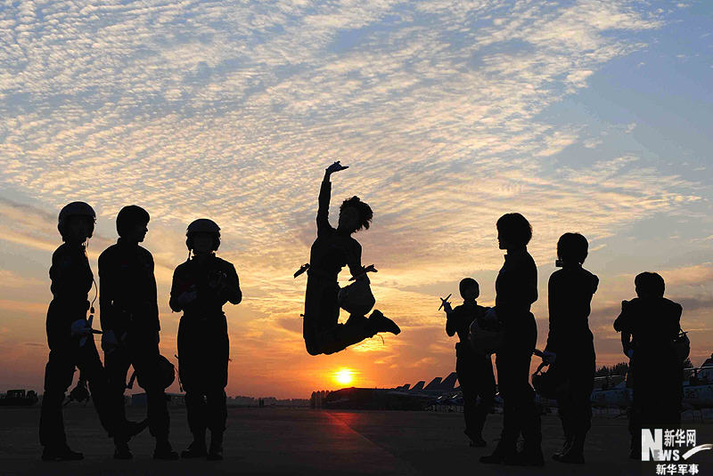 節(jié)日特輯：翱翔在藍(lán)天下的女殲擊機(jī)飛行員