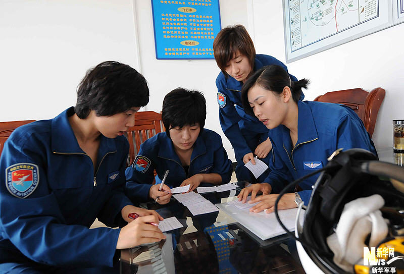 節日特輯：翱翔在藍天下的女殲擊機飛行員