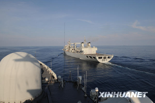 中國(guó)海軍第五批護(hù)航編隊(duì)進(jìn)行首次海上補(bǔ)給