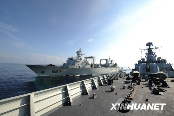 中國(guó)海軍第五批護(hù)航編隊(duì)進(jìn)行首次海上補(bǔ)給