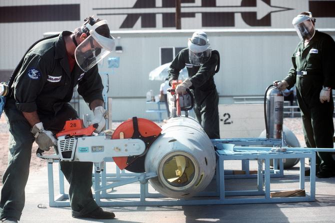 美軍用電鋸暴力銷毀陸基“核戰斧”