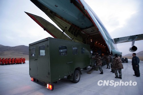 空軍出動(dòng)大型運(yùn)輸機(jī)運(yùn)送救援人員和設(shè)備[組圖]