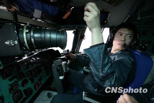 空軍出動大型運輸機運送救援人員和設備[組圖]