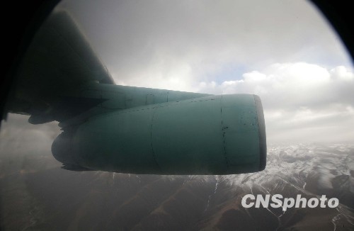 空軍出動大型運輸機運送救援人員和設備[組圖]