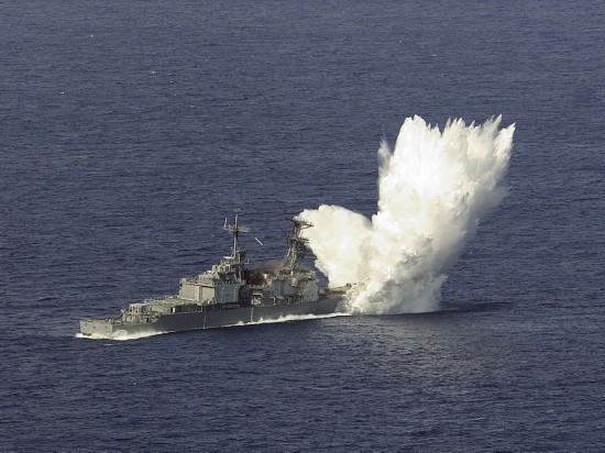 強！軍艦被炸成兩截居然不沉