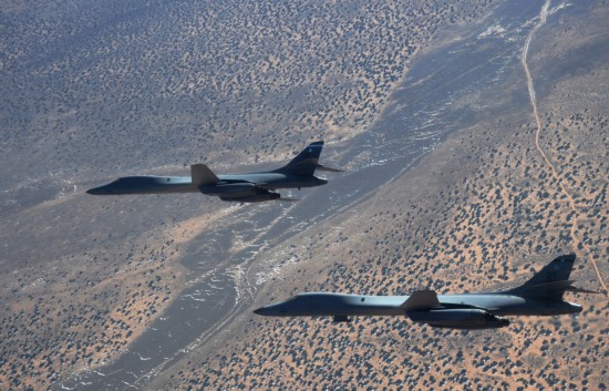 組圖:美空軍公開B-1B轟炸機(jī)群空中訓(xùn)練照