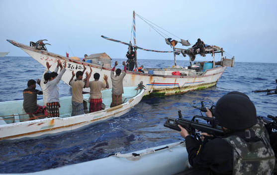 中國(guó)海軍第五批護(hù)航編隊(duì)特戰(zhàn)隊(duì)查證可疑小艇