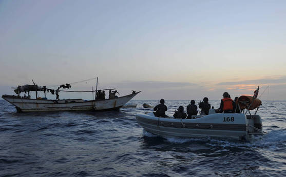 中國海軍第五批護航編隊特戰隊查證可疑小艇