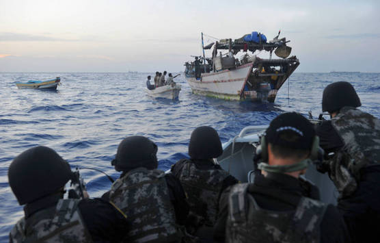 中國海軍第五批護航編隊特戰(zhàn)隊查證可疑小艇