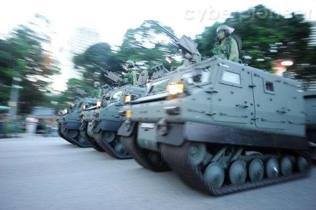 新加坡舉行盛大閱兵慶祝建國45周年