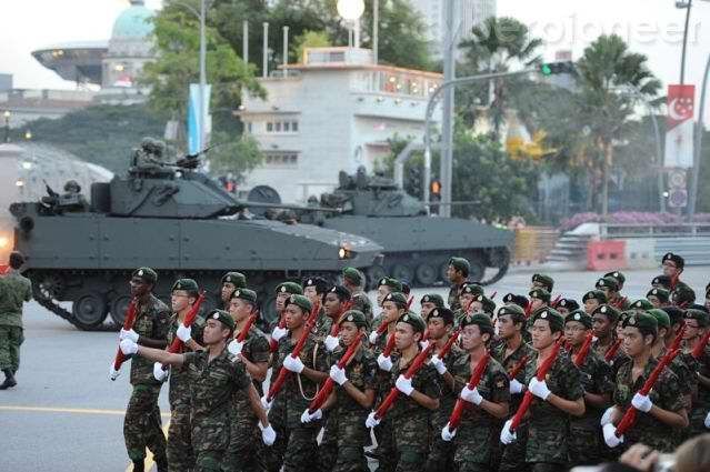 新加坡舉行盛大閱兵慶祝建國45周年