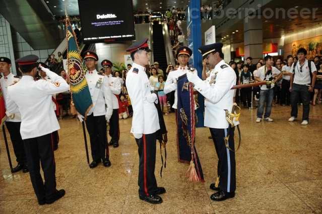 新加坡舉行盛大閱兵慶祝建國45周年