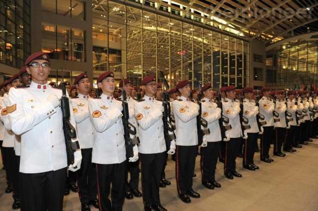 新加坡舉行盛大閱兵慶祝建國(guó)45周年