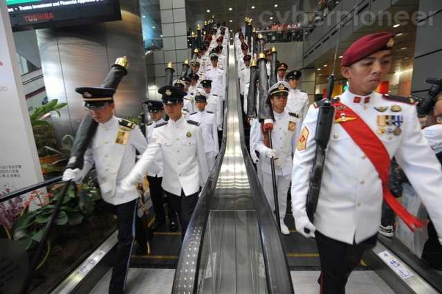 新加坡舉行盛大閱兵慶祝建國45周年