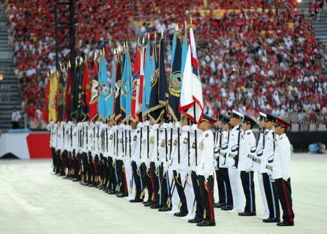 新加坡舉行盛大閱兵慶祝建國45周年