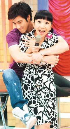 王力宏宣傳新片熊抱陶晶瑩 陶子情急之下忙護胸