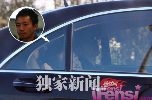 汪小菲婚后回京 路遇乞丐漠然不理